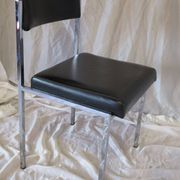 Chaise moderniste métal chromé et simili cuir noir