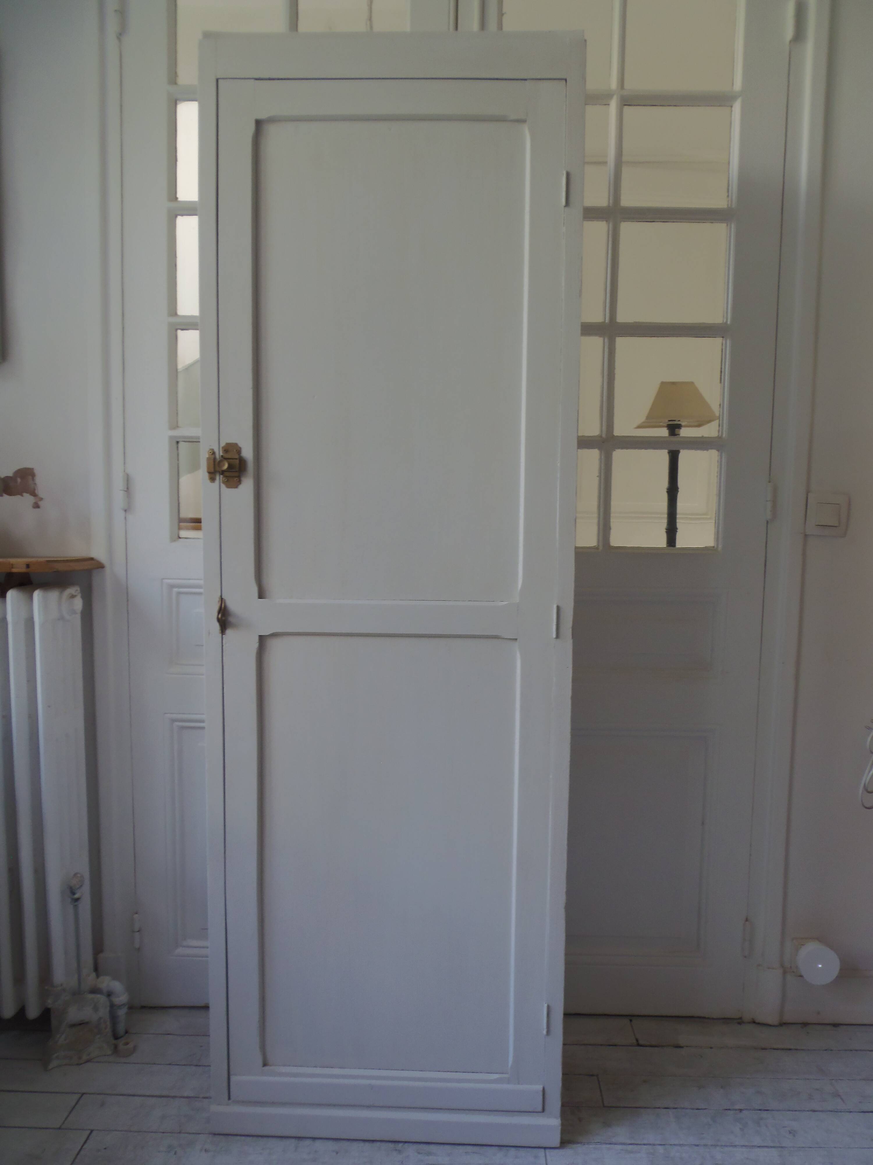 Bonnetière, vintage shallow dresser re-enchanted in pearl grey.