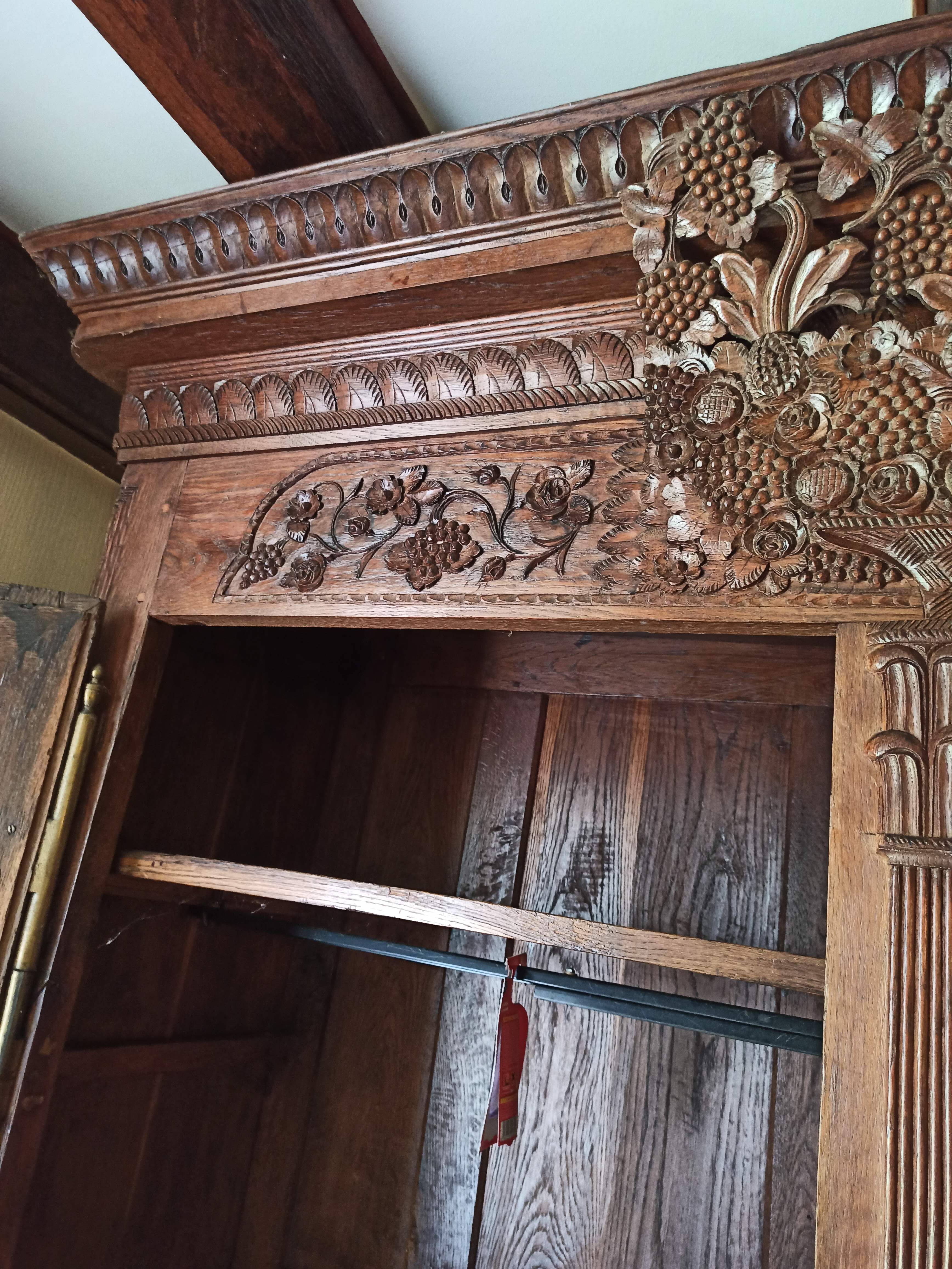 Norman wardrobe in oak Solid basket bouquet of flowers