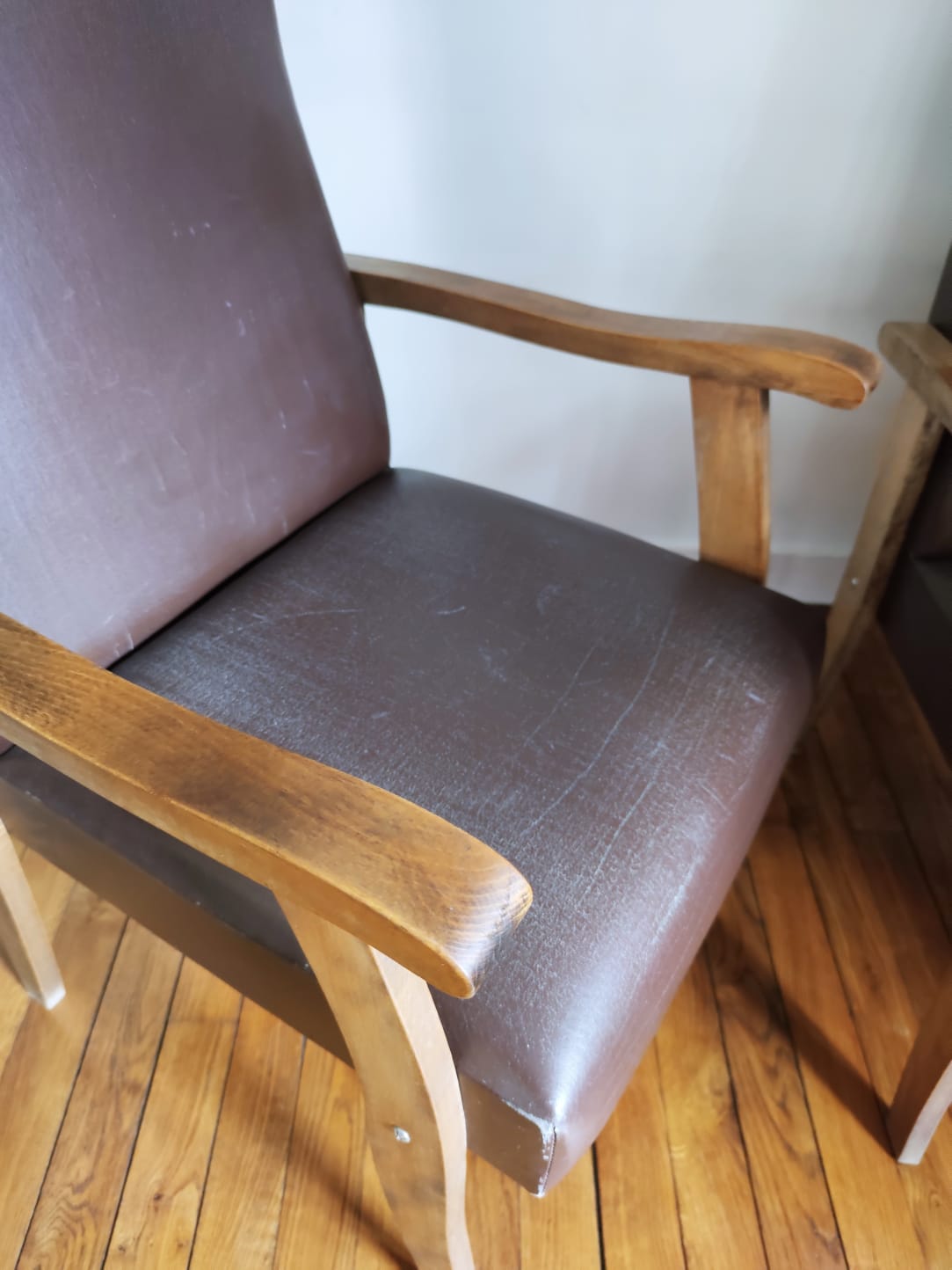 Paire de fauteuils moleskine marron