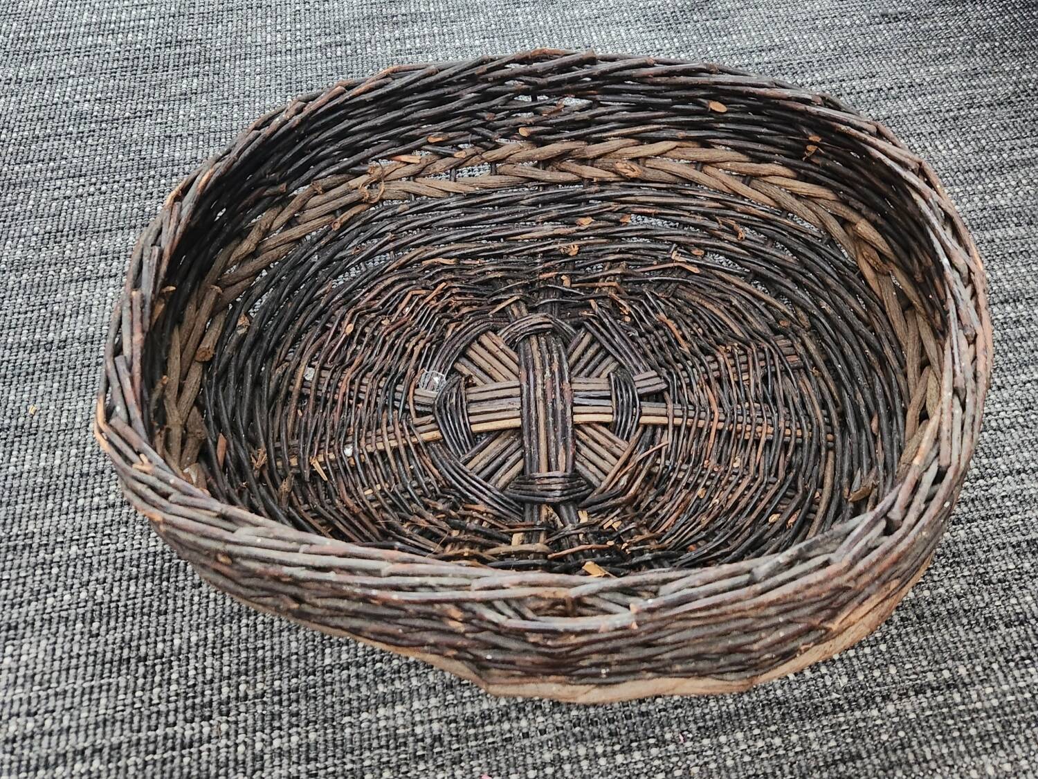 Oval wicker basket