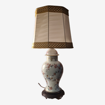 Lampe asia porcelaine motif papillon