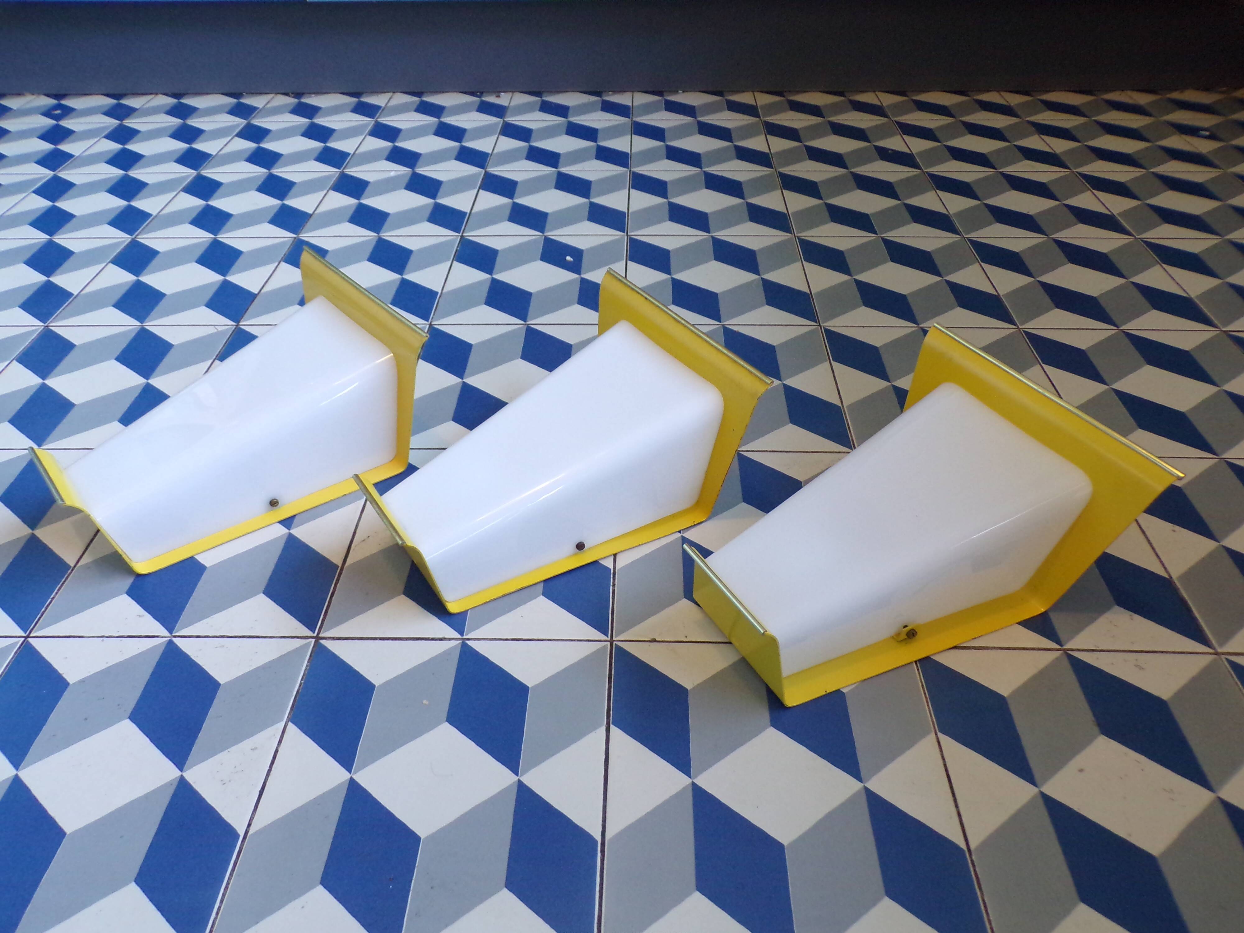 Trio d'appliques modernistes en tôle
