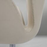 Set of two leather Swan chairs by Arne Jacobsen for Fritz Hansen