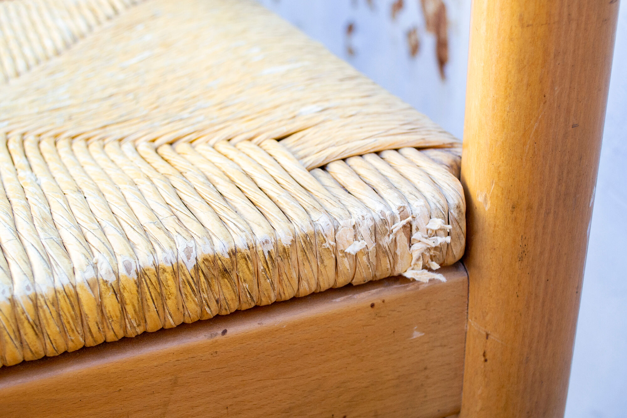 Quatre tabourets en bois et en paille 70s
