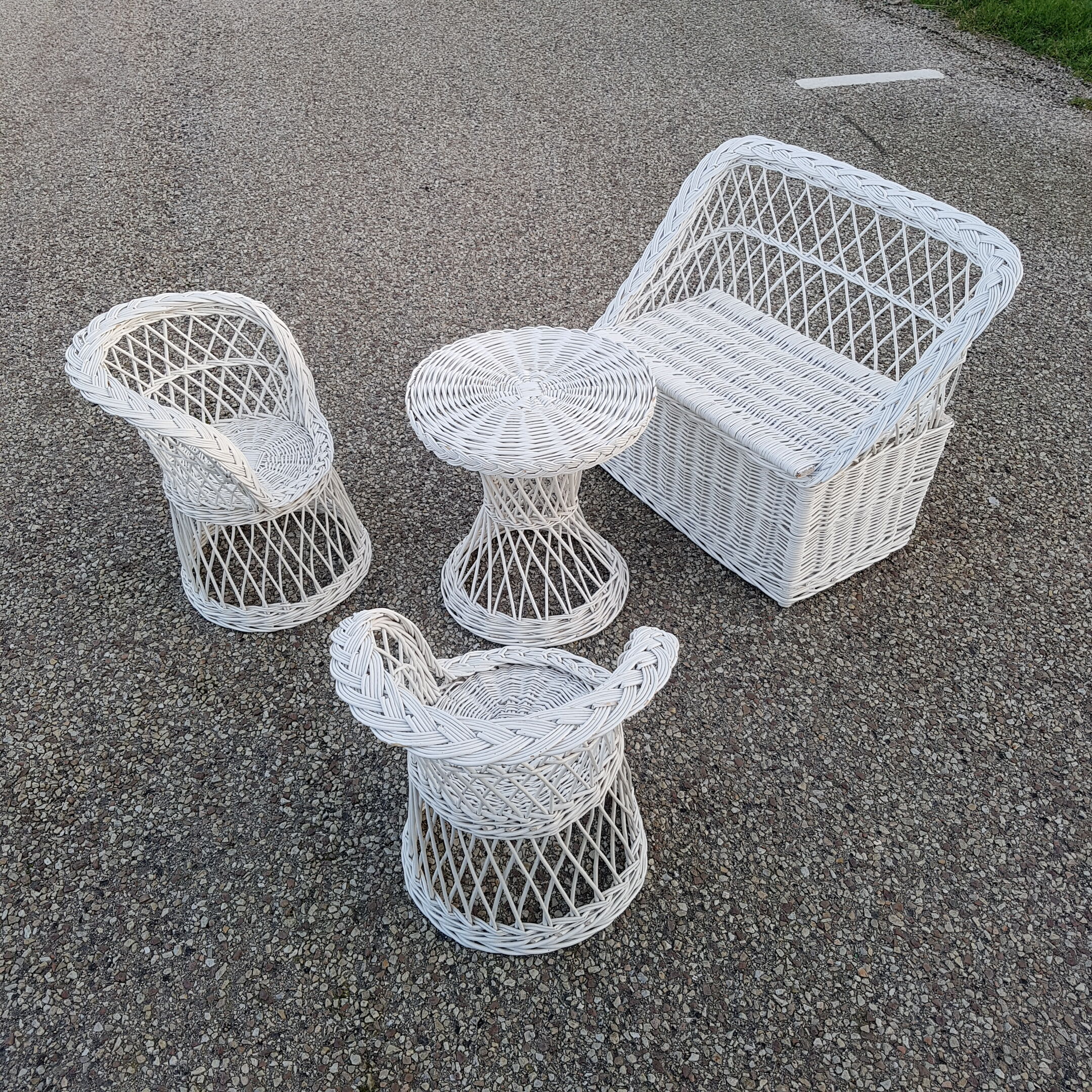 Trunk show white rattan for kids with bench seats and table