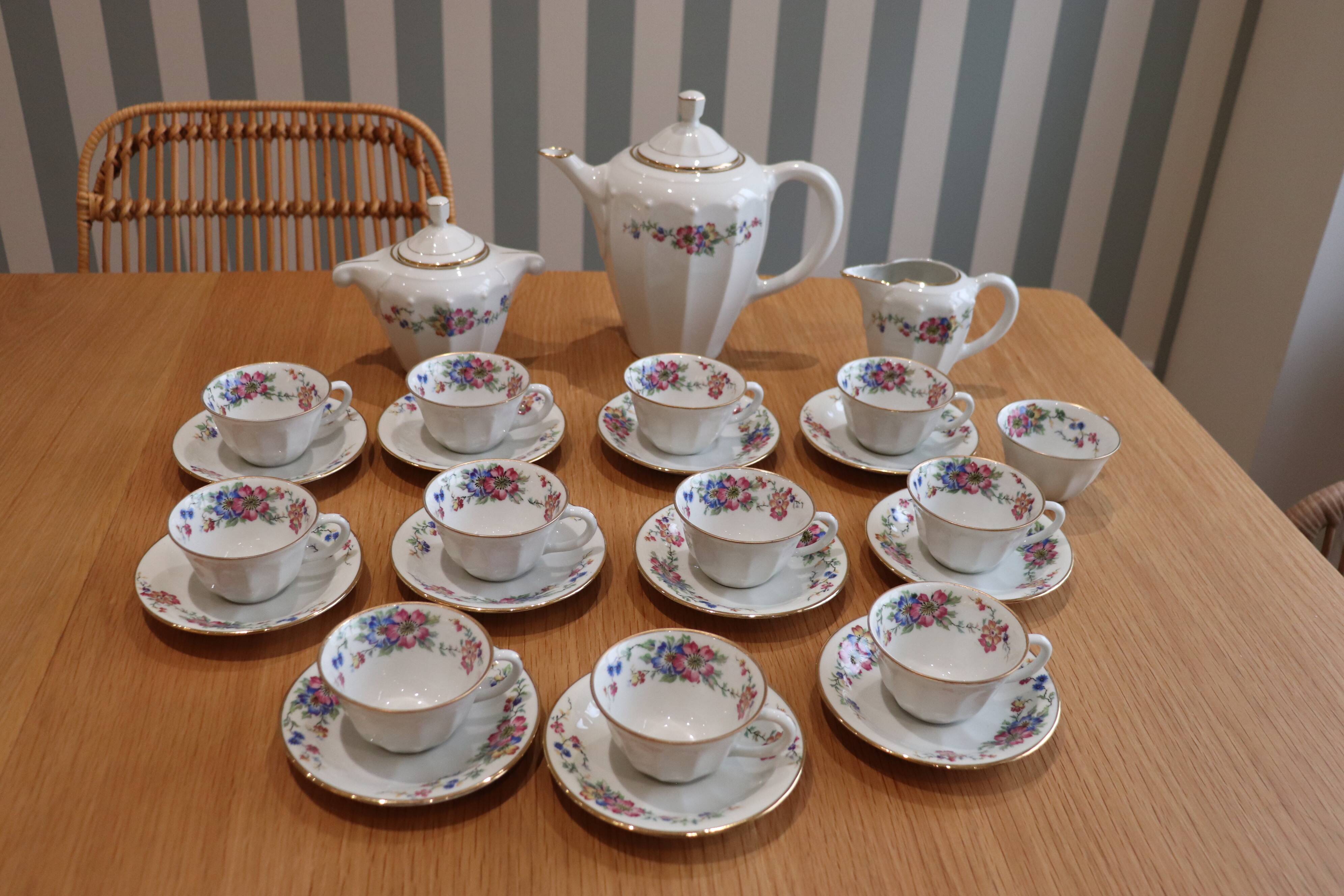 Coffee and tea service in Limoges porcelain with anemone flower pattern and gilding.