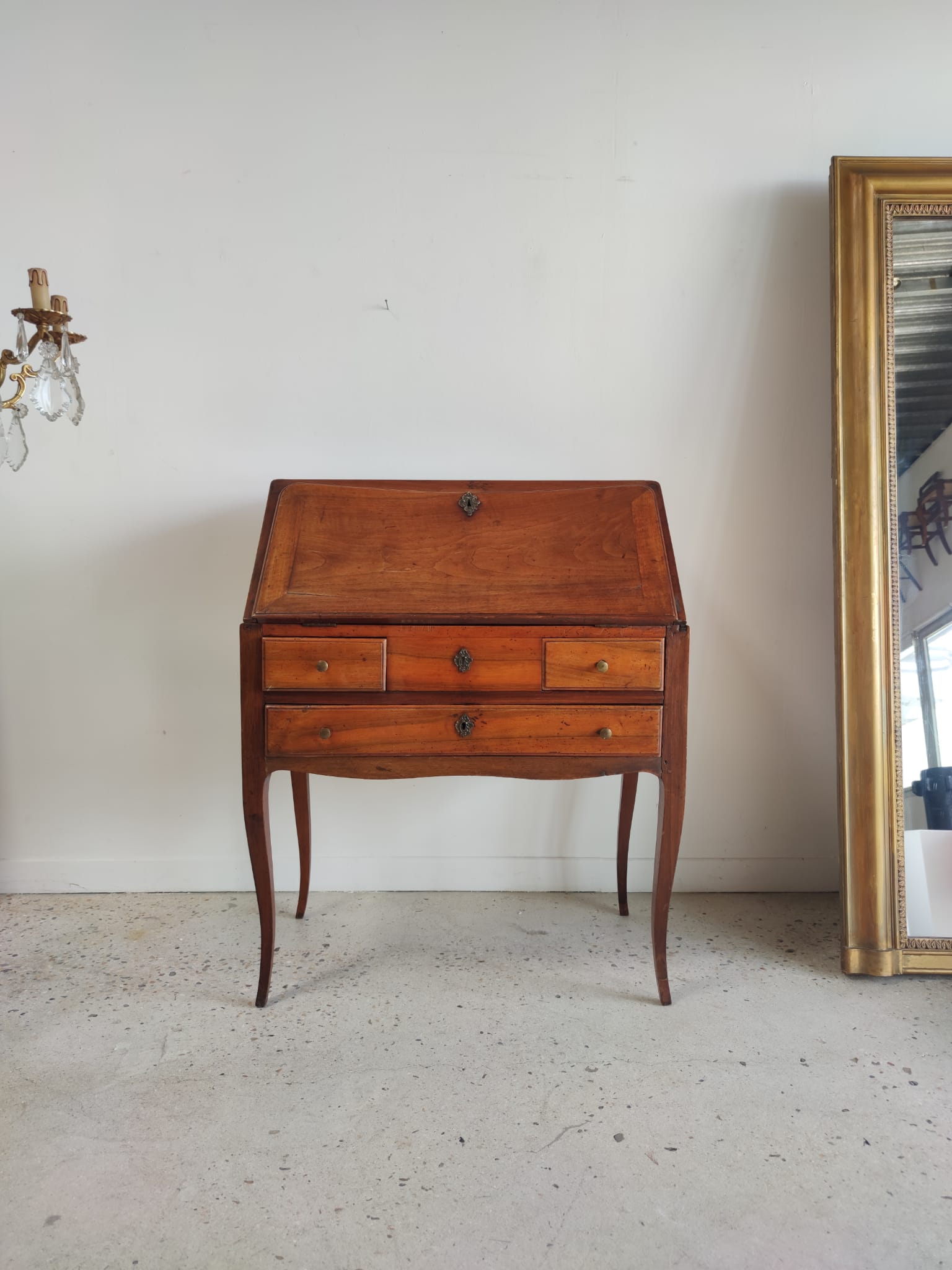 Bureau de pente en bois naturel