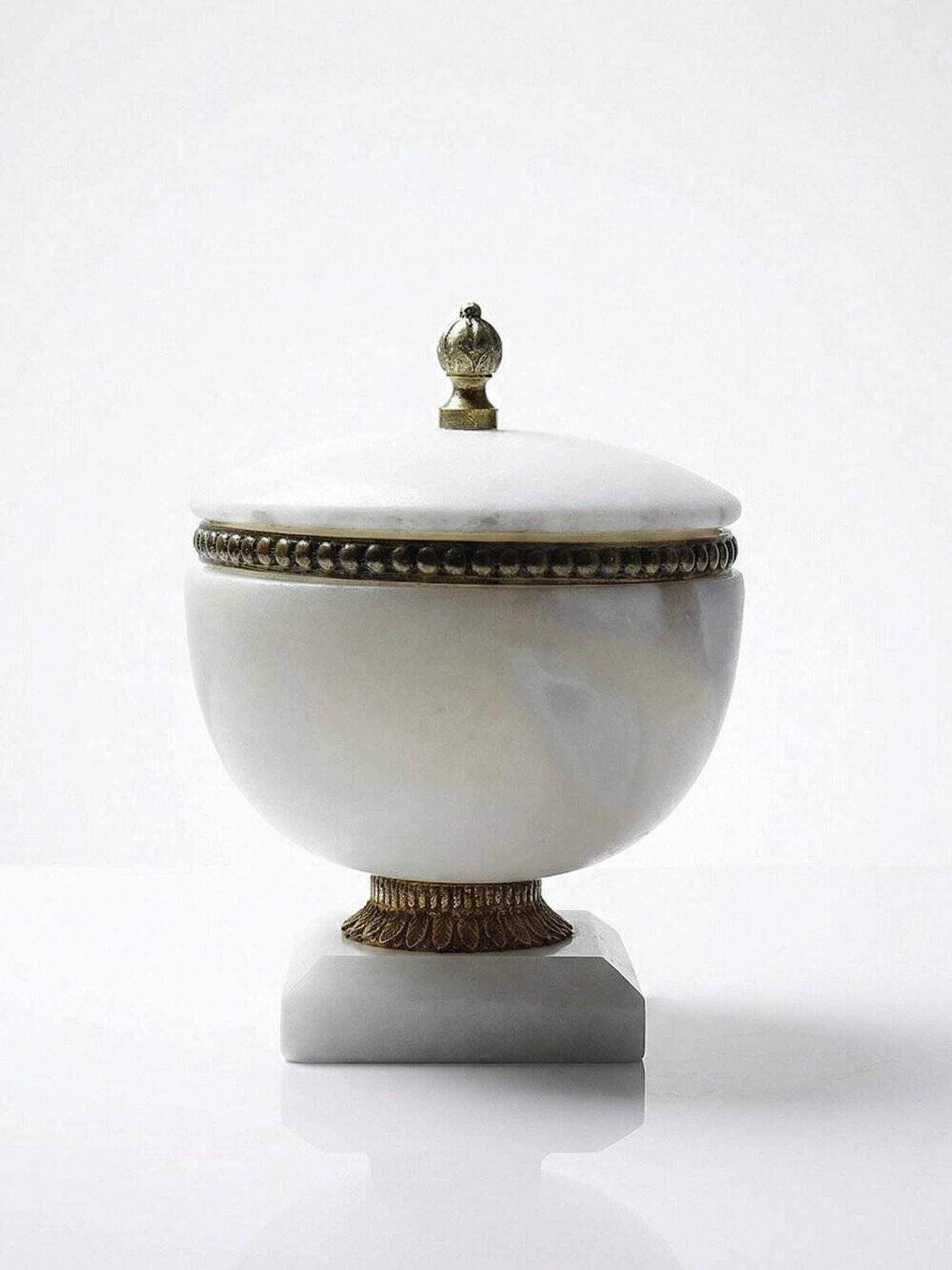 Alabaster and bronze bonbonnière in Empire style, circa 1900-1930.