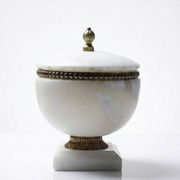 Alabaster and bronze bonbonnière in Empire style, circa 1900-1930.