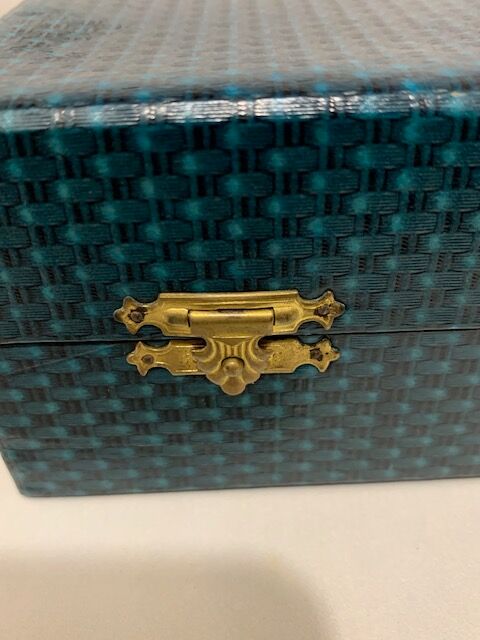 Housewife of 26 stainless steel and bakelite table cutlery