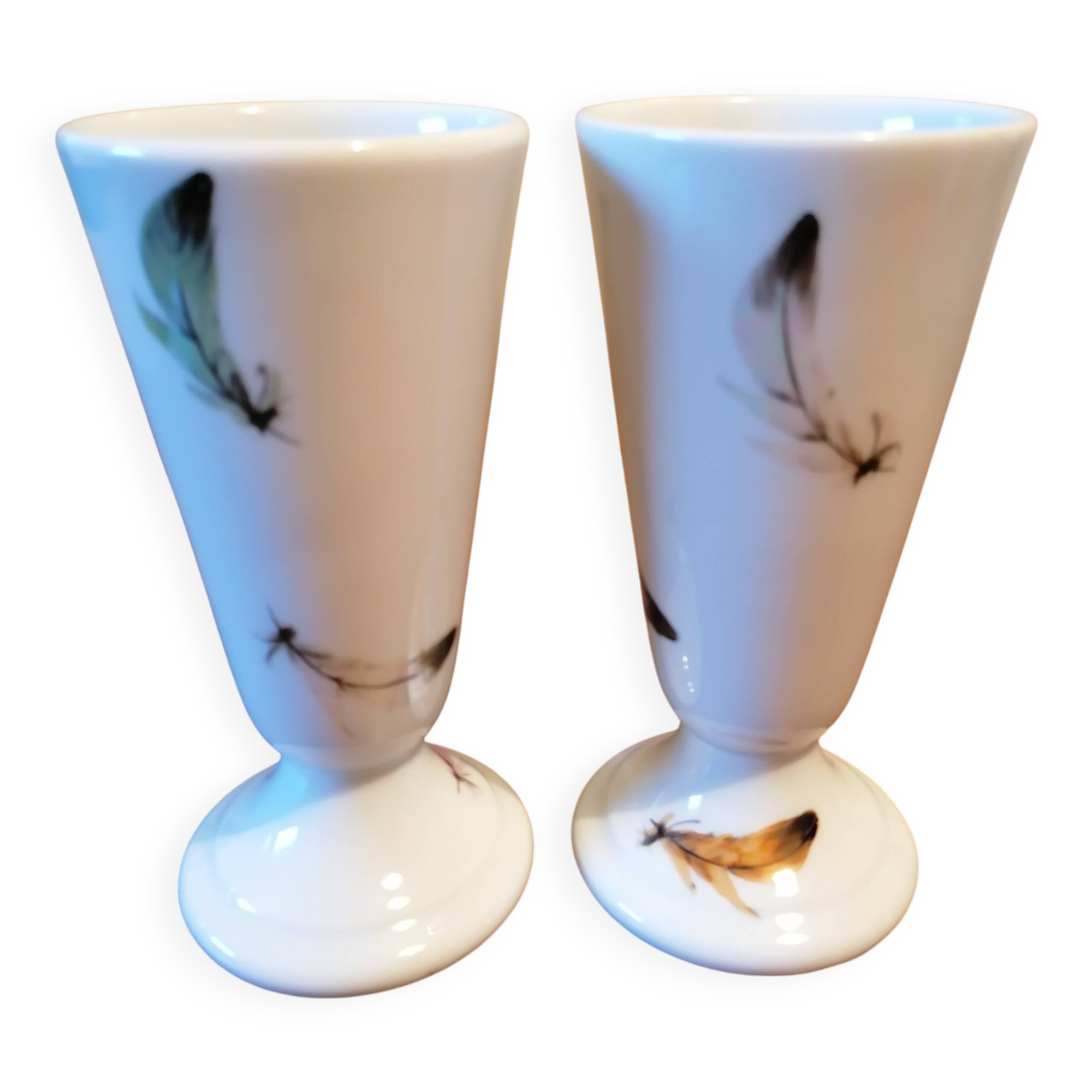 2 porcelain mazagrans decorated with feathers