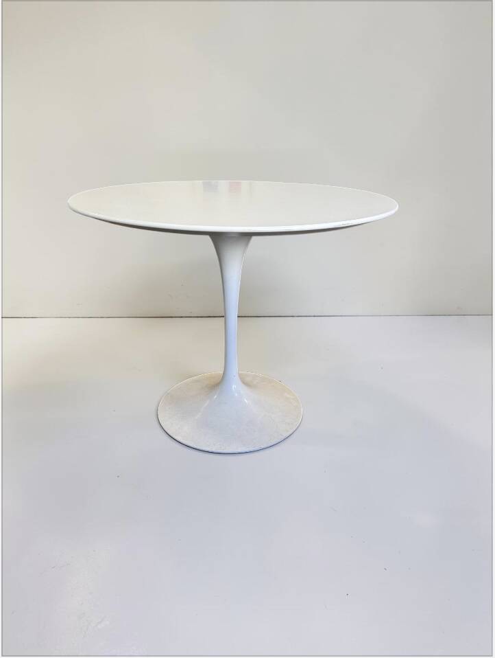 Saarinen layered white plateau