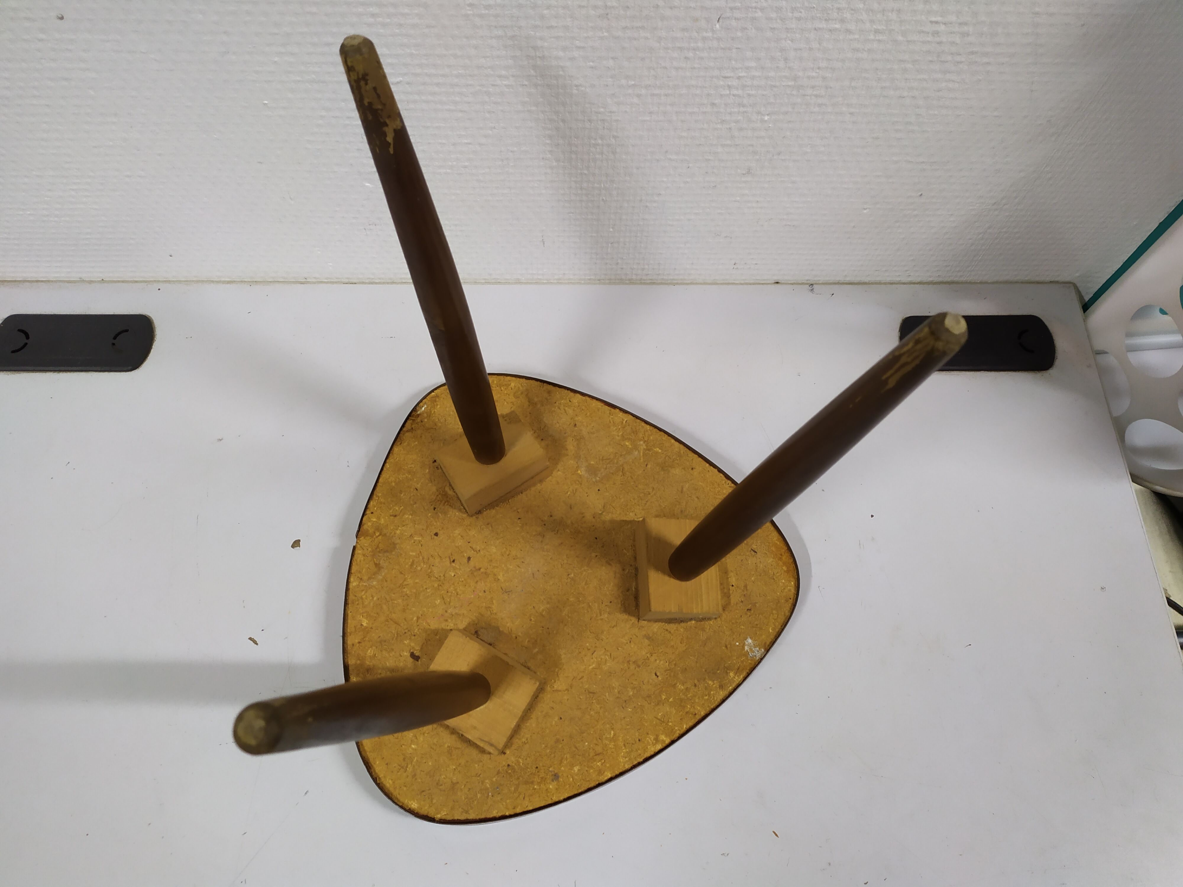 Tripod healer braun formica carries plant