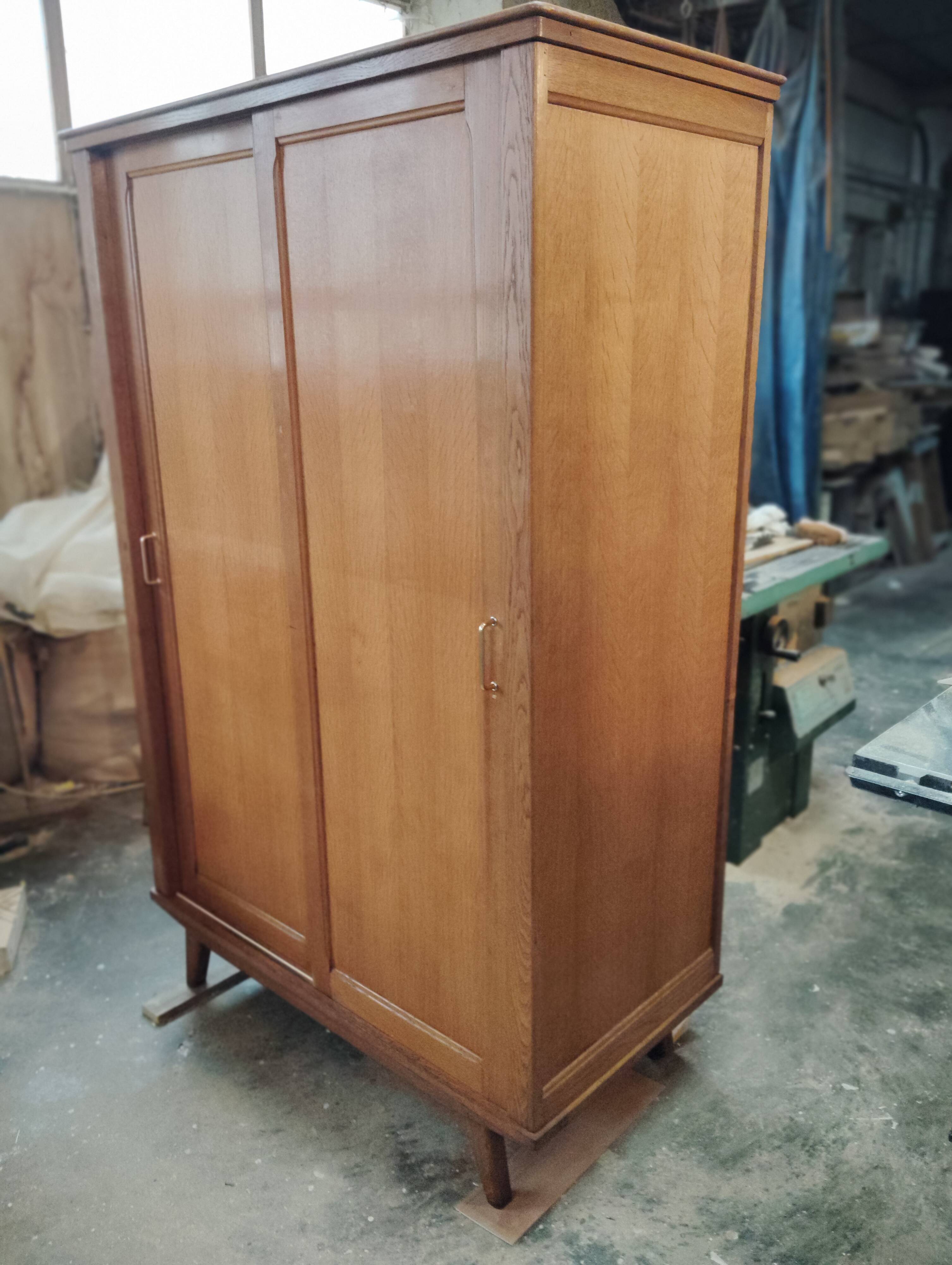 Scandinavian sliding wardrobe 50-60 feet compass
