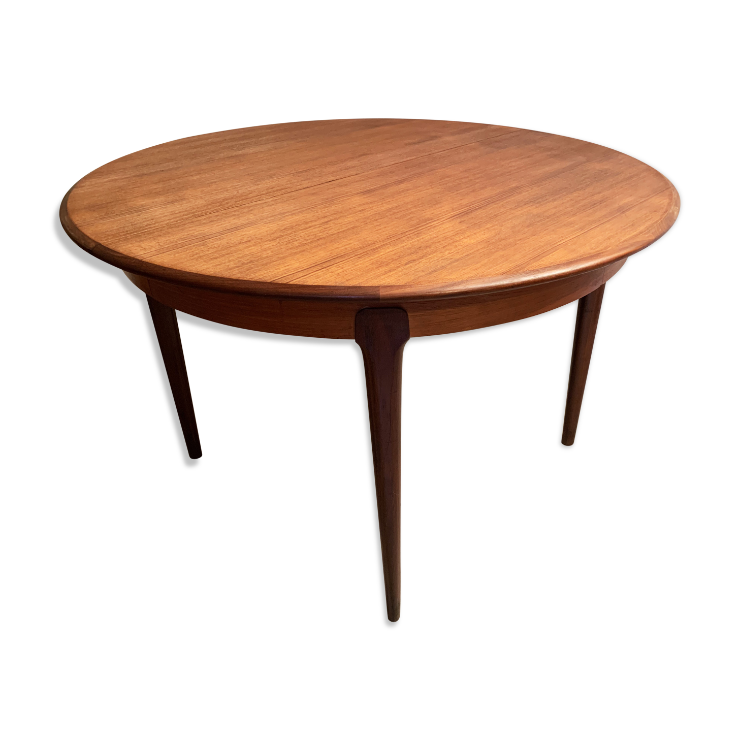 Round dining table with Scandinavian and Danish design in extendable teak from the 60s