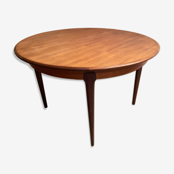Round dining table with Scandinavian and Danish design in extendable teak from the 60s