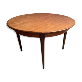 Round dining table with Scandinavian and Danish design in extendable teak from the 60s