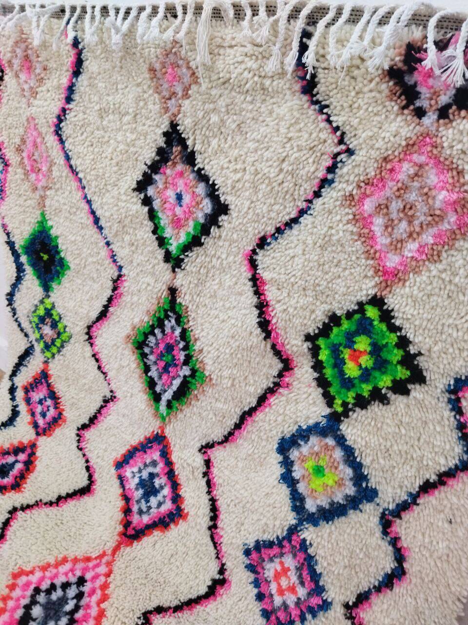 Handmade moroccan berber rug 267 x 121 cm