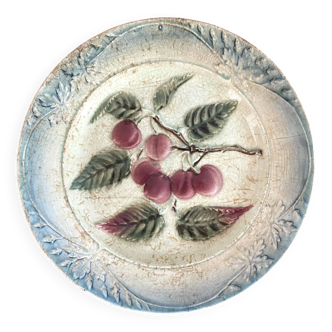 Assiette en barbotine cerises St Amand