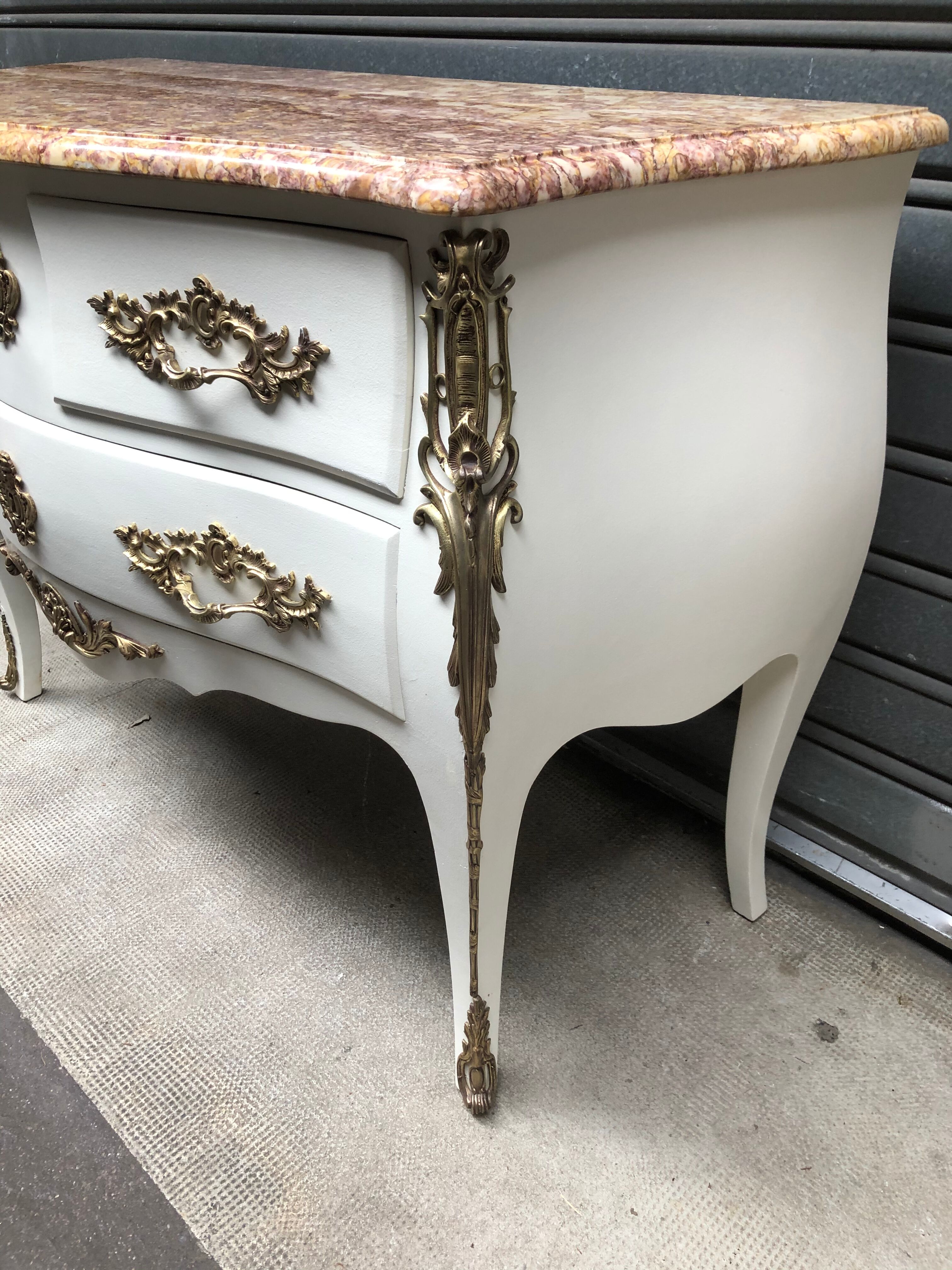 Curved chest of drawers white patina above marble louis XV style