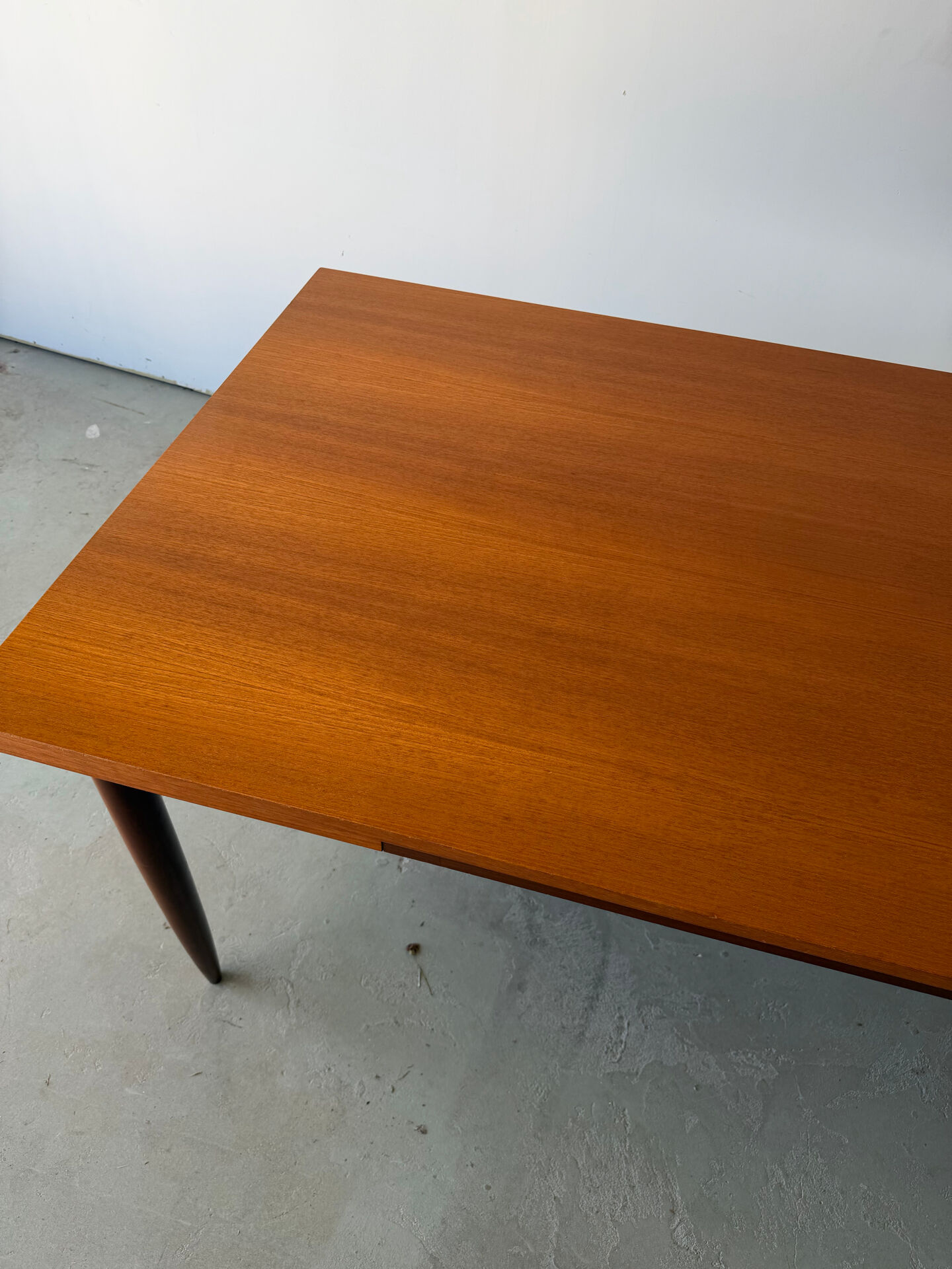 Rectangular extendable dining table with Scandinavian design in teak.