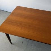 Table à manger rectangulaire à rallonges design scandinave en teck