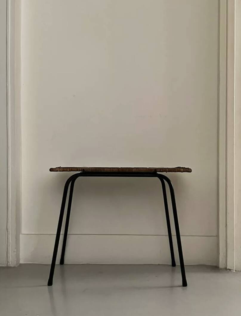 Vintage side table in black metal and wicker, 1950.