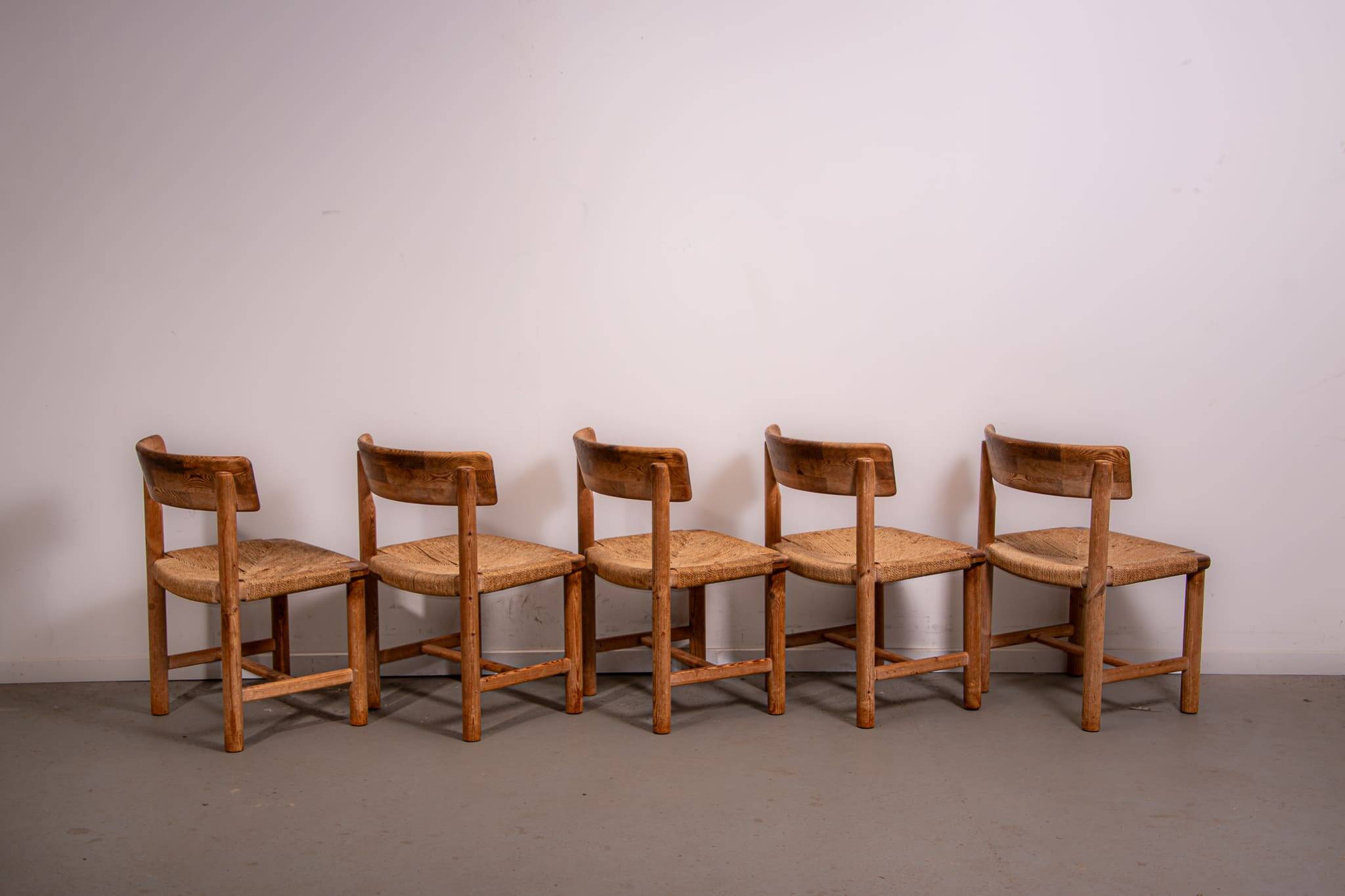 Chaises en pin et en corde de Ranier Daumiller