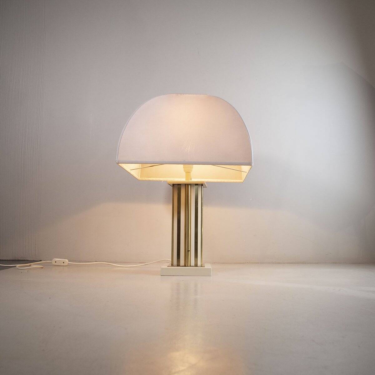 Table lamp in brass and lacquered metal with a fabric shade by Romeo Rega, 1960s.