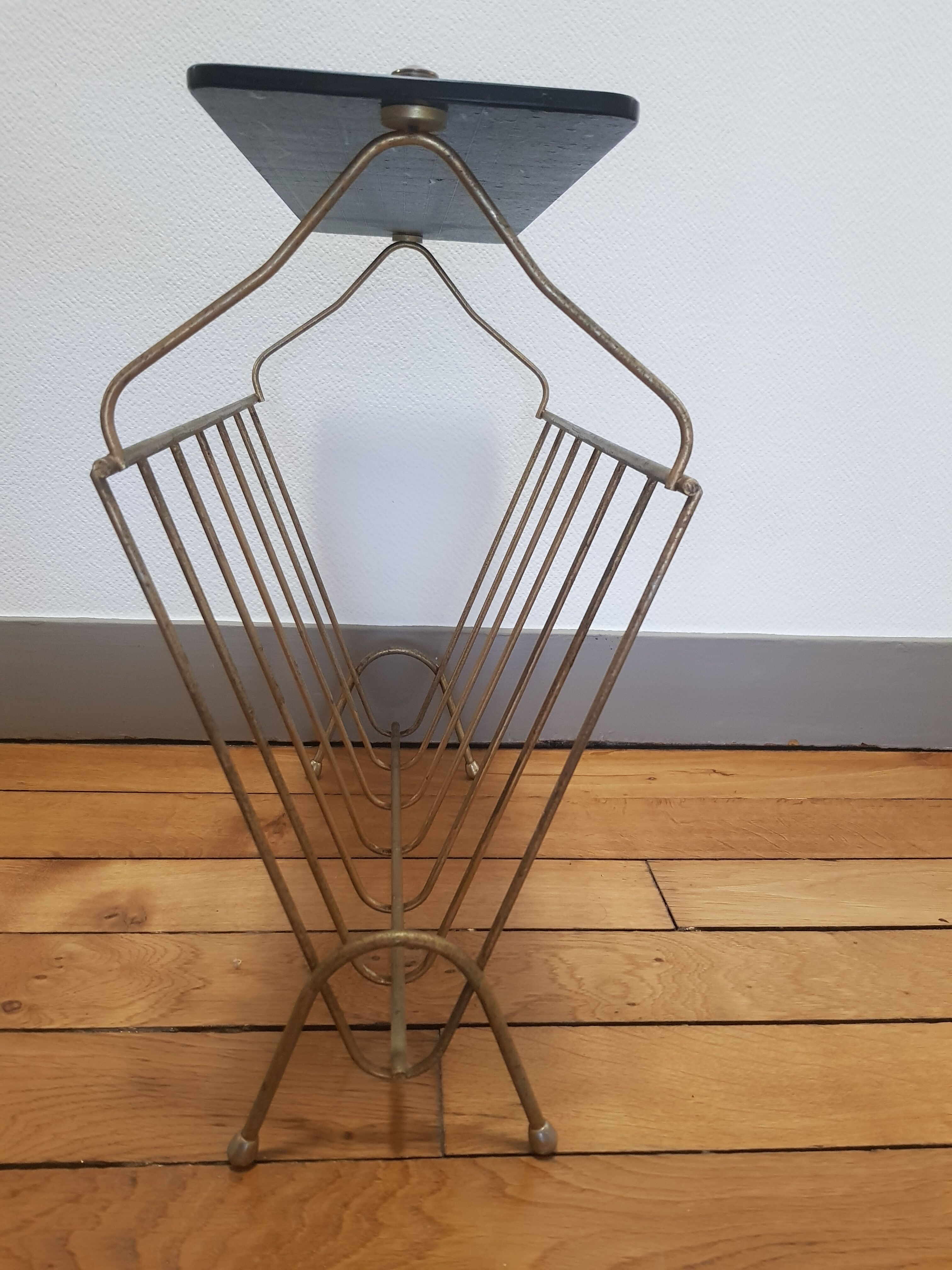 Magazine holder with glass tablet