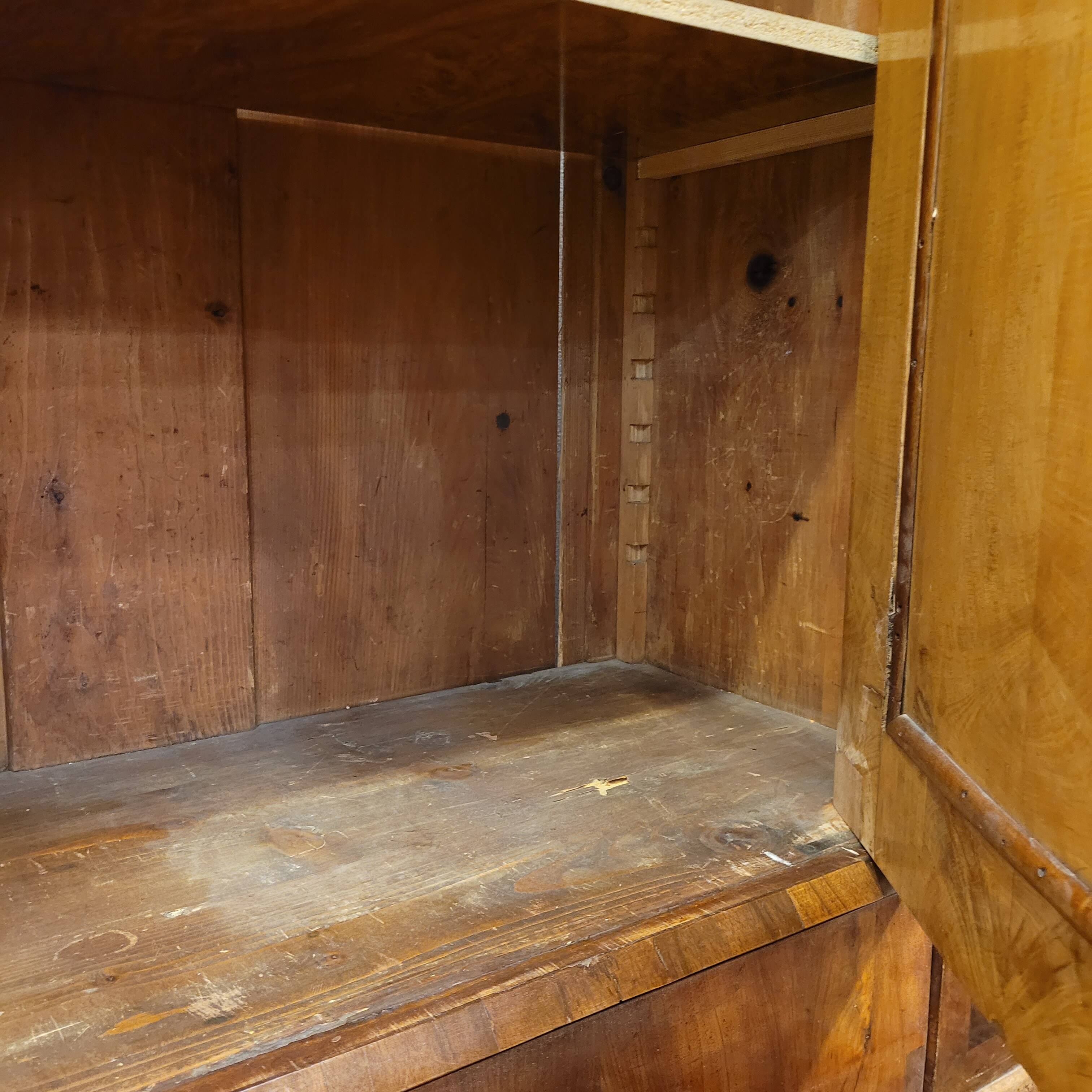 Armario / Gabinete estilo Biedermeier, madera de fresno, circa 1840 – Alemania