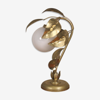 Lampe de table vintage sixties fleur et feuillage en métal doré & globe opaline