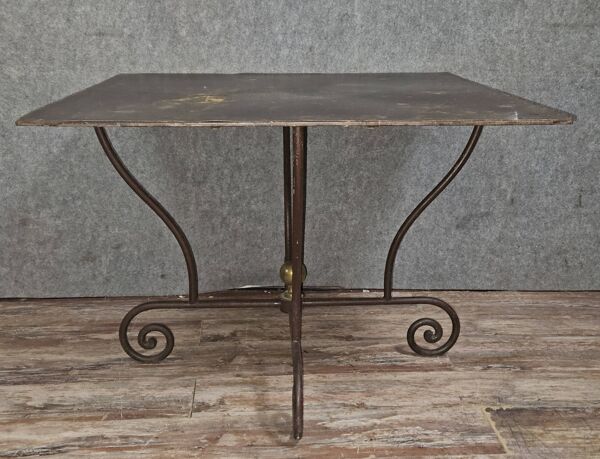 Table en fer forgé à piétement sculptural, ornée de volutes