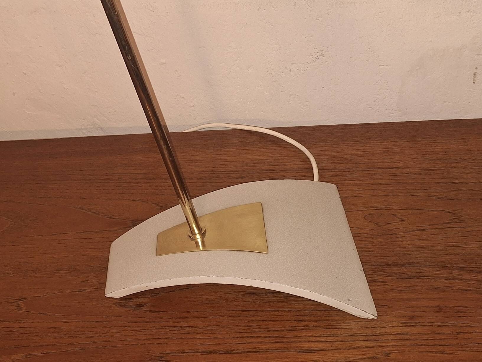 Lampadaire arc du milieu du siècle en laiton et métal perforé, années 1960.