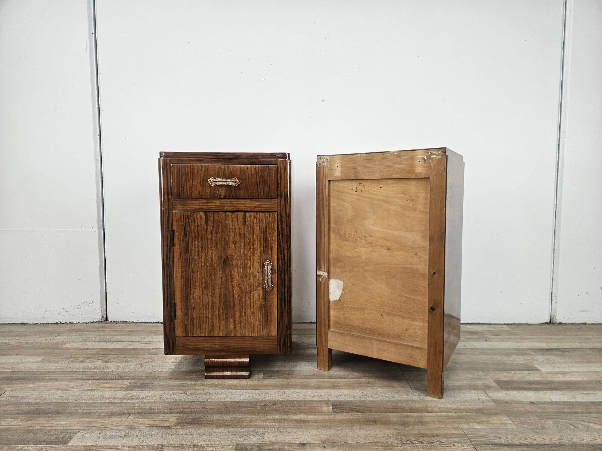 Pair of Art Decò walnut nightstands, 1940