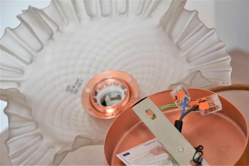 White pleated glass pendant lamp – electric mounting copper color