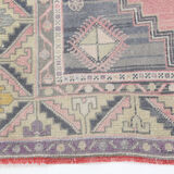 Tapis turc en laine rose poussiéreux