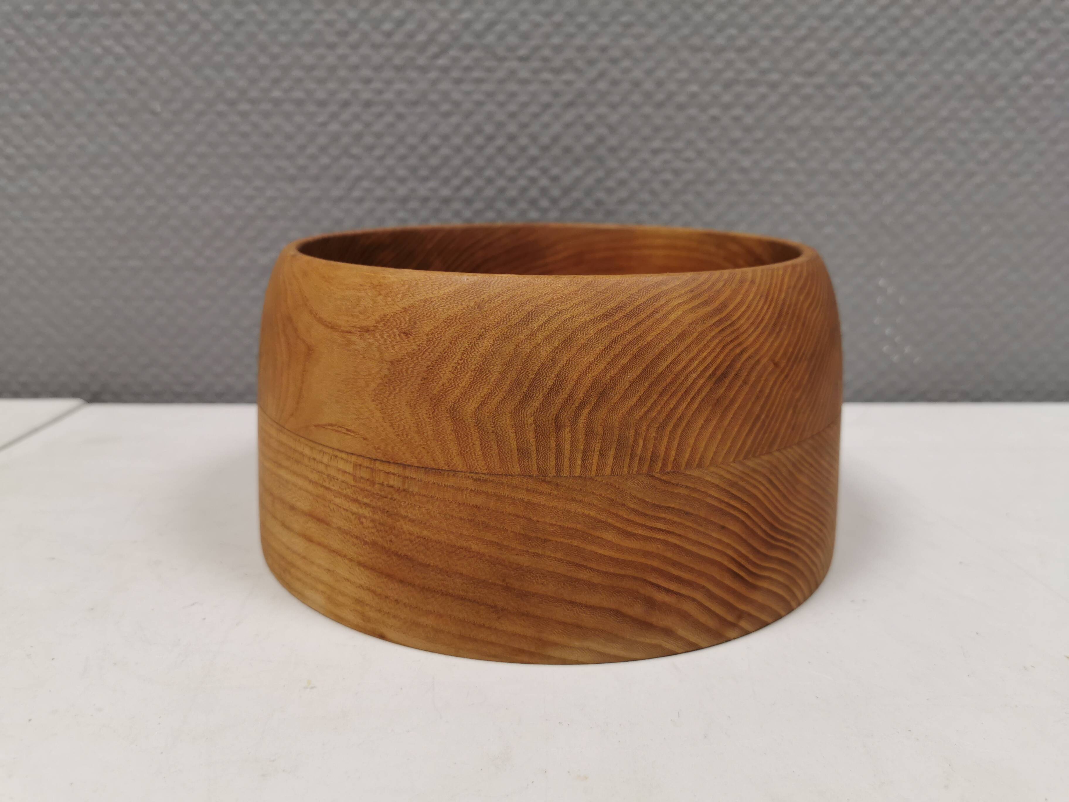 Grand bol danois en bois de frêne tourné années 1970.