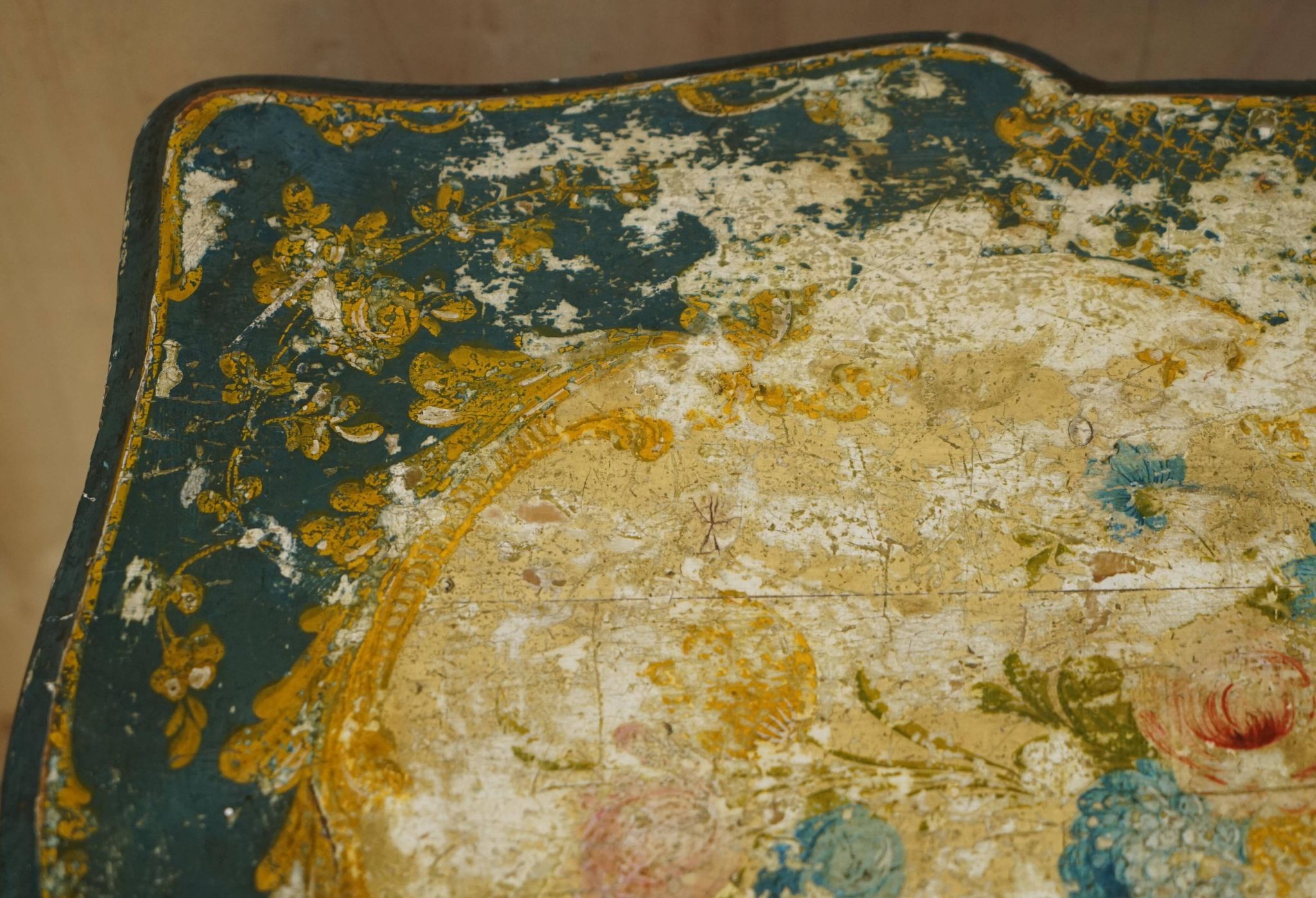 Paire de chaises Regency antiques et table assortie