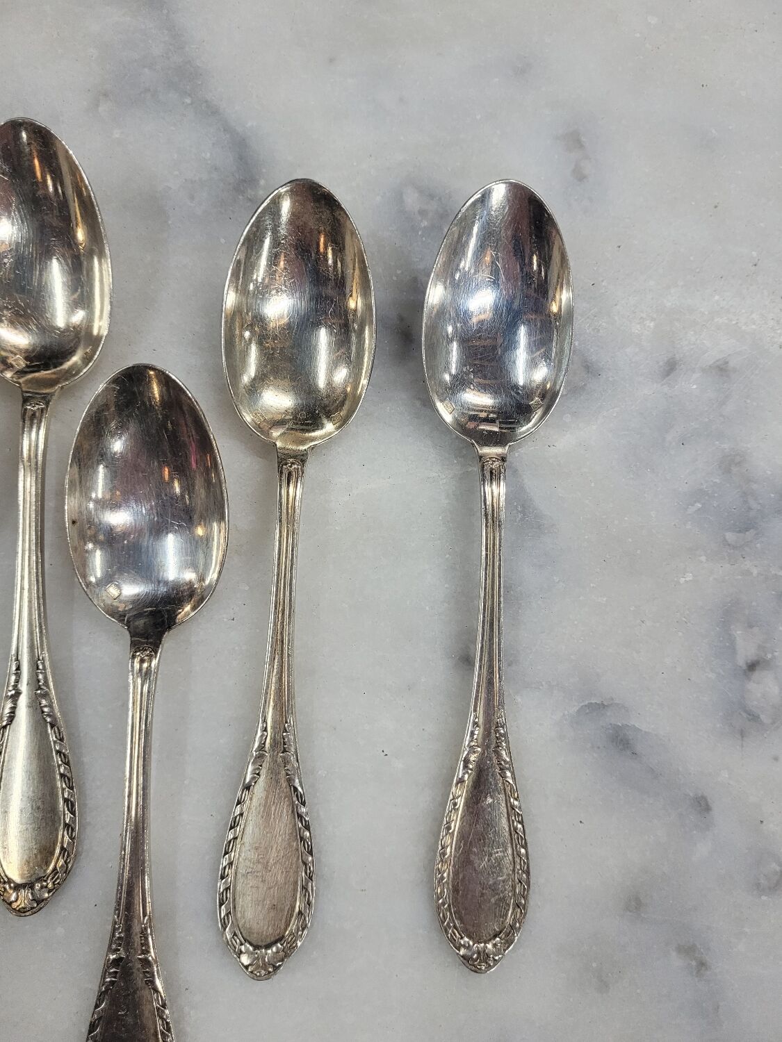 Lot de 12 cuillères du milieu XXème en métal argenté