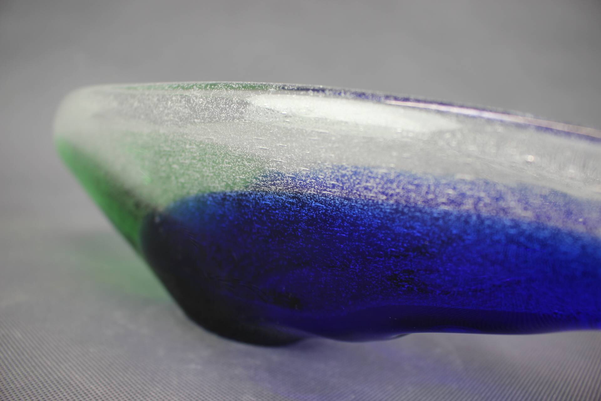 Bol en verre d'art Czechoslovakien Novy Bor bleu et vert, années 1960