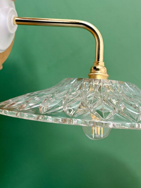 Applique coudée abat-jour ancien en verre ciselé - collection vaisselle