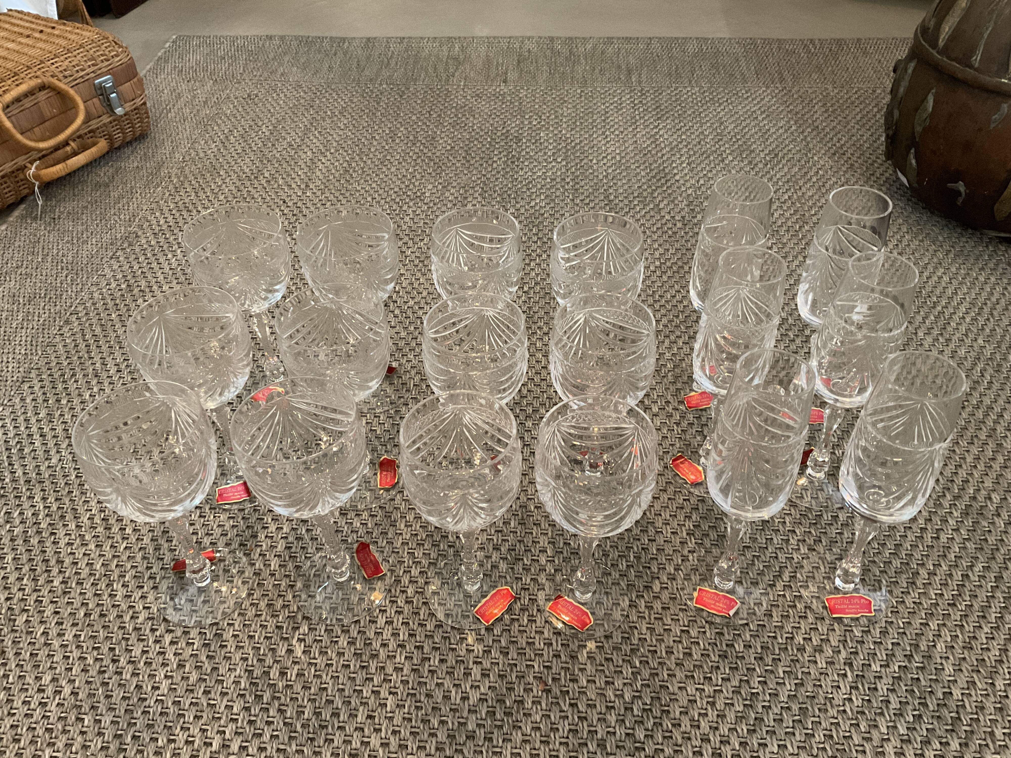 18 verres .6 vin .6 eau .6 flûtes.cristal de Lorraine.