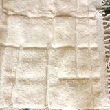 Tapis Berbère Béni Ouarain uni blanc à motifs lignes géométriques incrustés en laine
