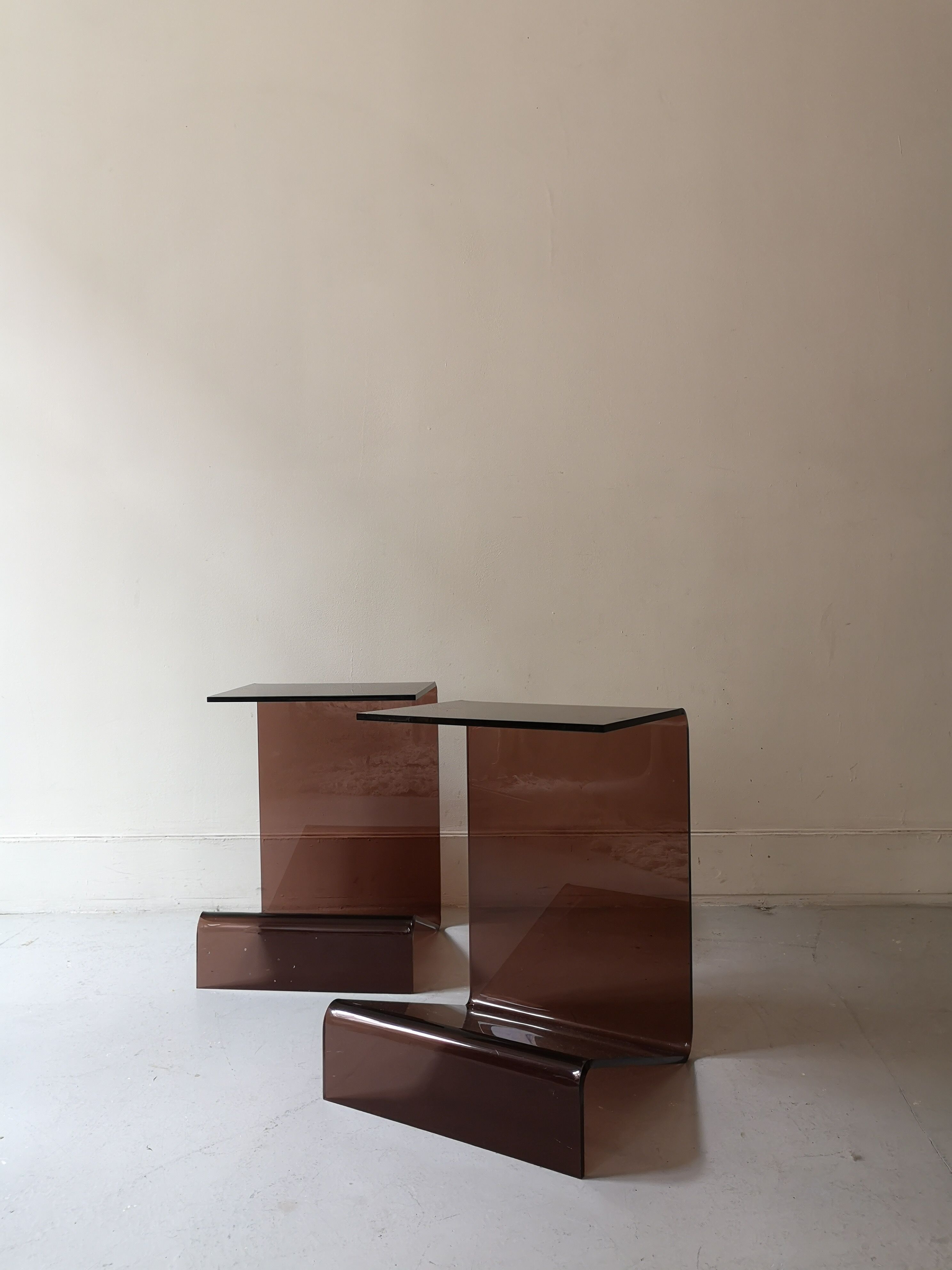 Set de 2 tables de chevets en plexiglas fumé, Design 1970