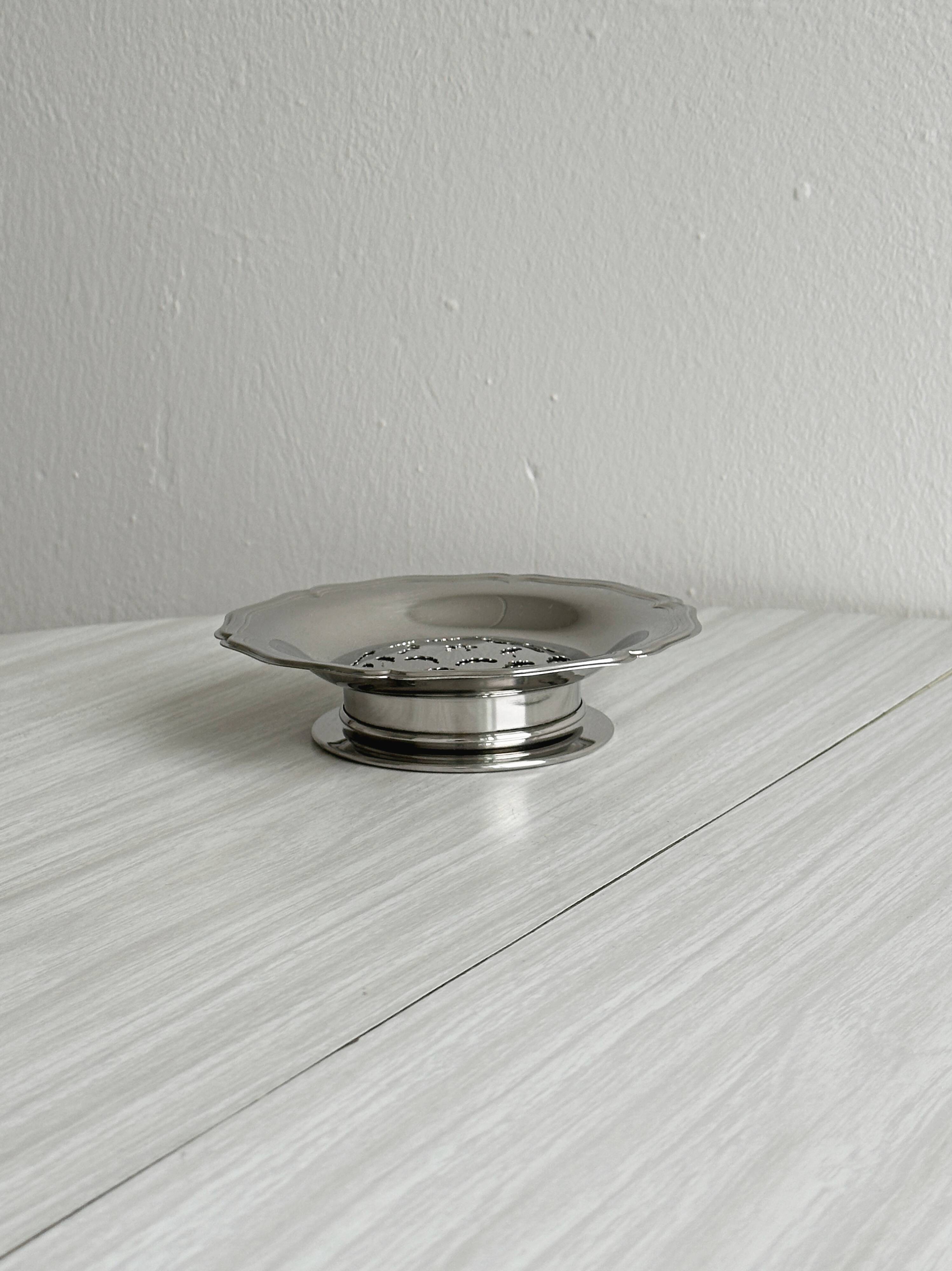 Shiny metal butter dish Coquillor