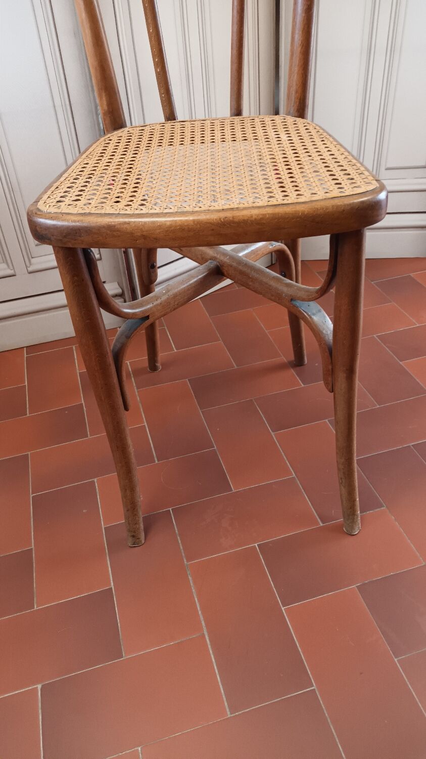 Curved wood bistro chair