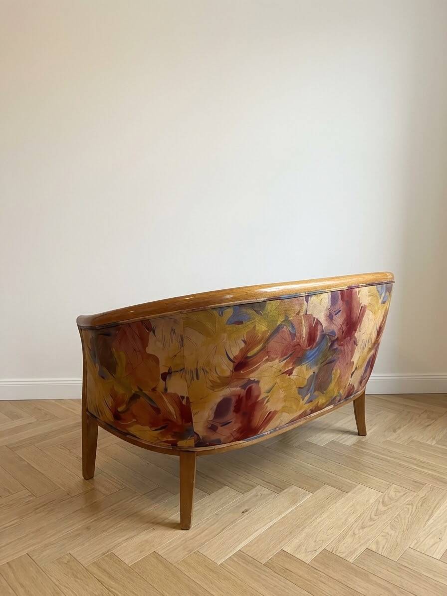 Two-seater banquette in Louis XV style made of wood and floral fabric.
