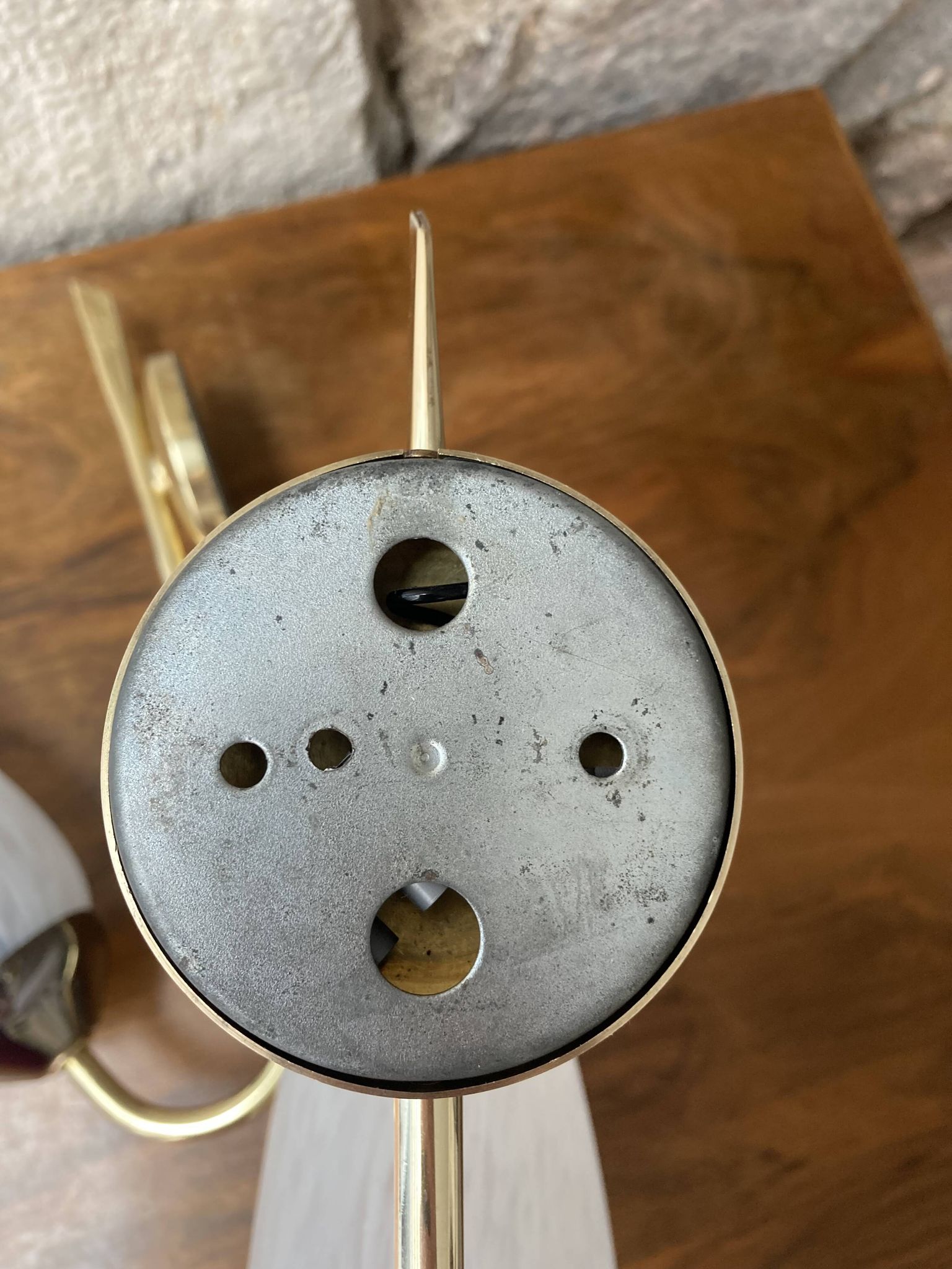 Paire d'appliques dorées et globe moucheté années 50